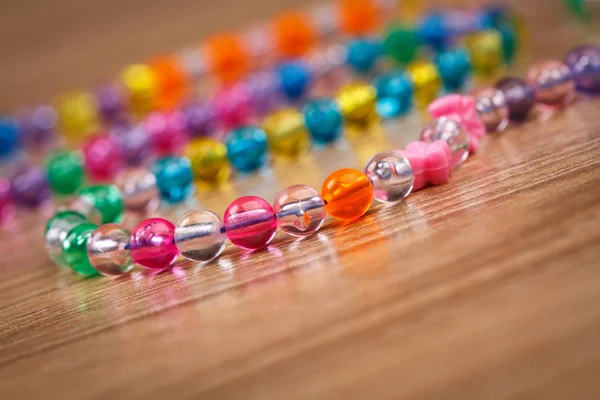 Bracelet de perles avec beau fond artisanal — Photo
