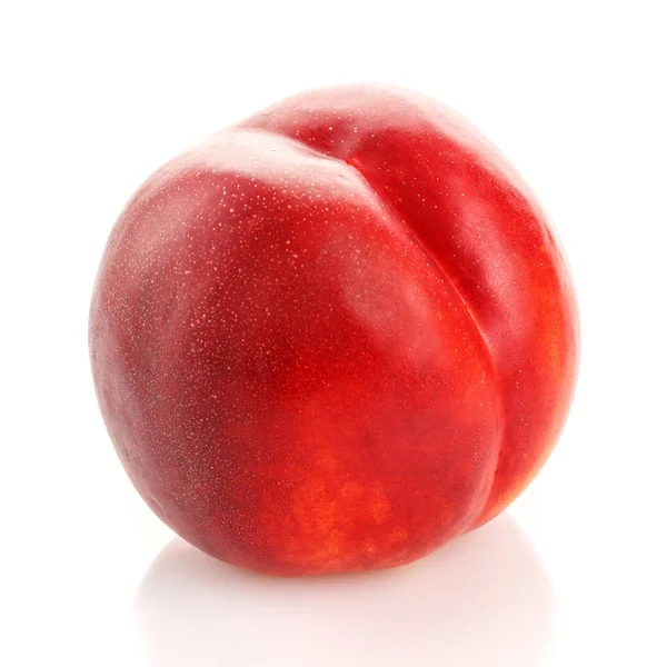 Dojrzałe owoce brzoskwiniowe izolowane na białym — Zdjęcie stockowe