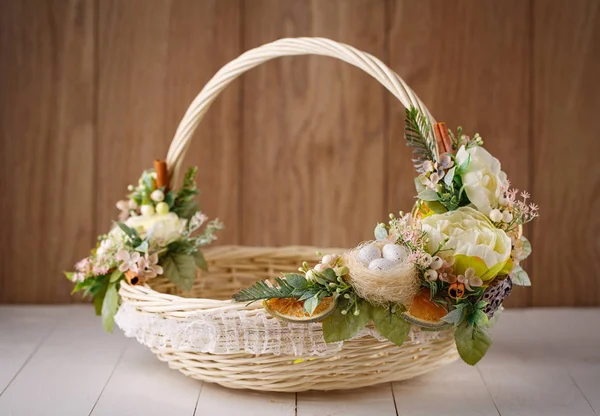 Decoratieve Easter basket met bloemen — Stockfoto