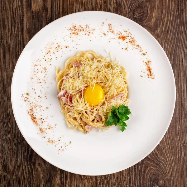 Pasta Carbonara. Espaguetis con tocino, perejil y queso parmesano . — Foto de Stock