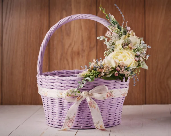 Wiklinowy koszyk Projektant ozdobione kwiat — Zdjęcie stockowe