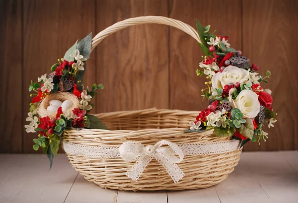 Dekorativní velikonoční košík s květinami — Stock fotografie
