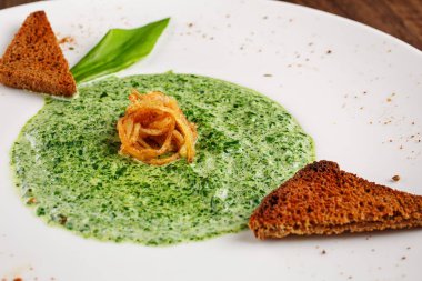 Taze ıspanak yaprağı ve ekmek ile geleneksel ıspanak krem çorbası