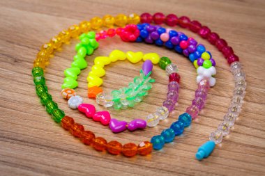 güzel el yapımı ahşap arka plan ile boncuk bilezik