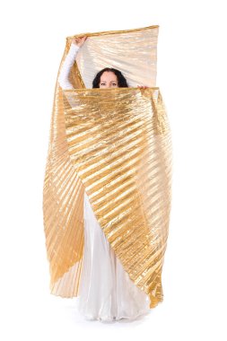 Beyaz arka plan üzerinde kostüm Arap bellydancer seksi kadın. Stüdyo portre modelinde oryantal Güzellik.