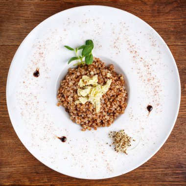 Karabuğday peynir ve otlar ile