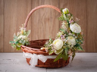 Kutlama Paskalya için tasarımcı hasır sepet