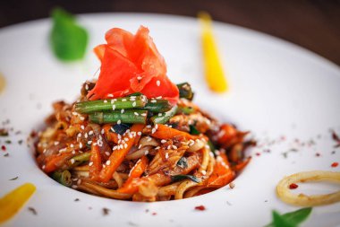 sebze ve zencefil ile makarna