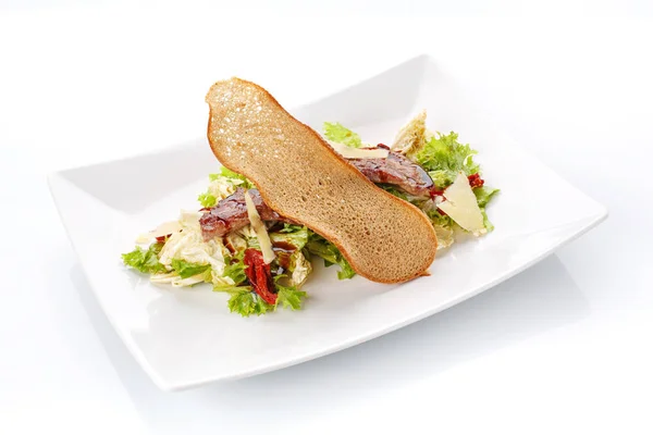 Ресторанна їжа. Салат з хлібом у тарілці. Смачна їжа . — стокове фото