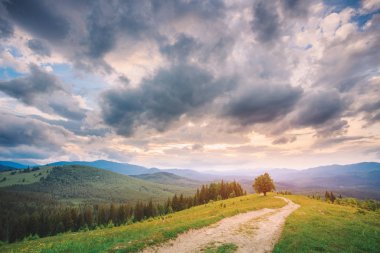 Dağ manzarası. Hiking trail.