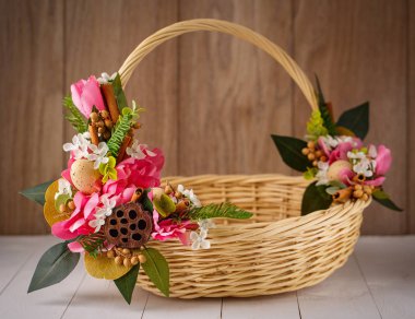 el yapımı bambu sepet çiçeklerle süslenmiş