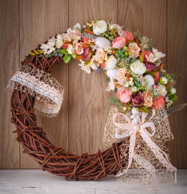 Yaz çiçekleri ile süslenmiş dekoratif çiçek çelenk. Paskalya yumurta Paskalya çelenk süslenmiş