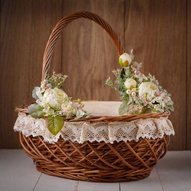 Ahşap bir arka planda Paskalyayı kutlamak için çiçekli sepet.