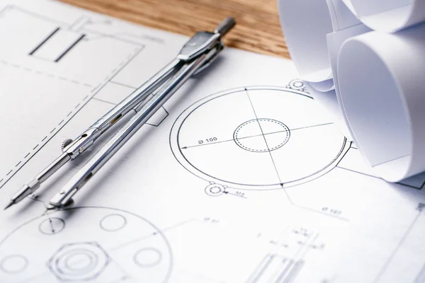 Architecturale blauwdrukken en blauwdruk rollen en een tekening instrumenten op de werktafel. Tekening kompas, plannen. Civiele techniek, — Stockfoto