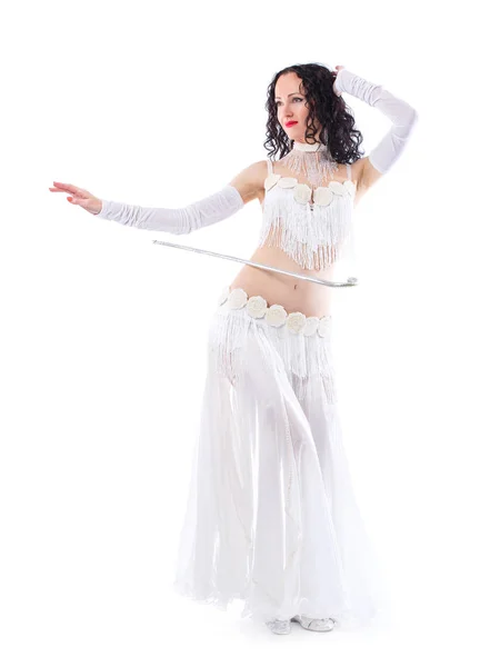 Arabian magdansös sexig kvinna i vit kostym på vit bakgrund. Orientalisk skönhet modell i studio porträtt. — Stockfoto