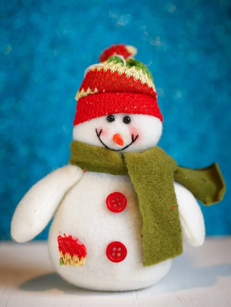 Muñeco de nieve juguete sobre fondo azul . — Foto de Stock