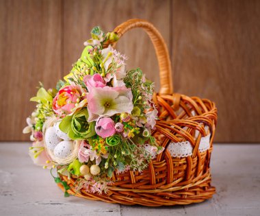 Paskalya kutlamak çiçekli güzel dekoratif sepet