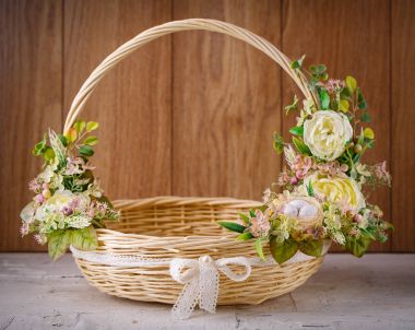 Tasarımcı sepet çiçeklerle bezenmiştir. Paskalya ve diğer tatil kutlamak için hasır sepet.
