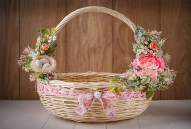 sepeti ahşap arka plan üzerinde