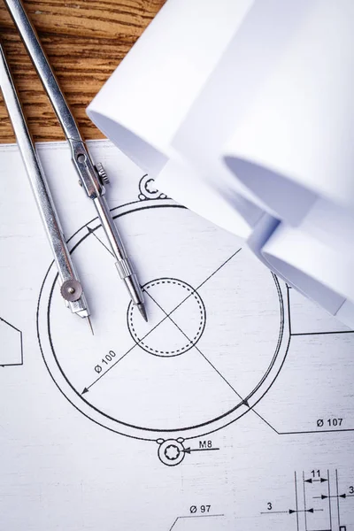 Technické výkresy. Projekt tím, že kreslí kompas na papíře. Kreslení detailů a nástrojů pro kreslení — Stock fotografie