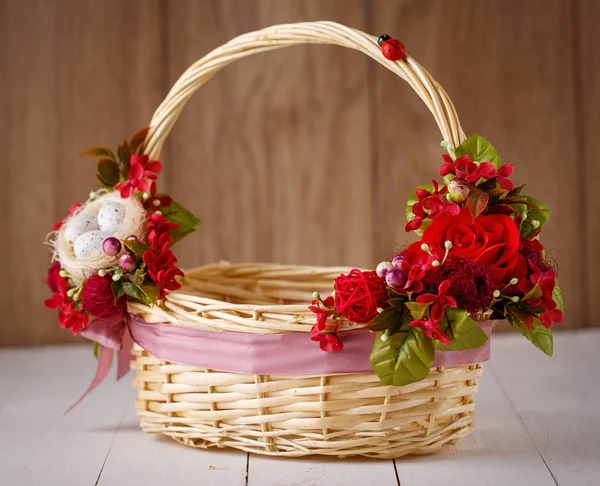 Корзина плетеного дизайнера украшена цветами — стоковое фото