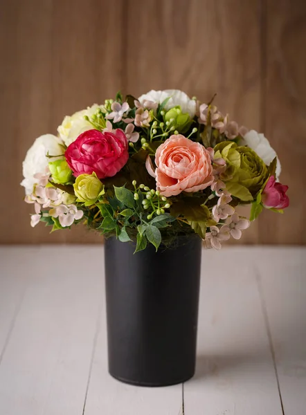 Ručně vyráběné Návrhář přítomné s květinami — Stock fotografie