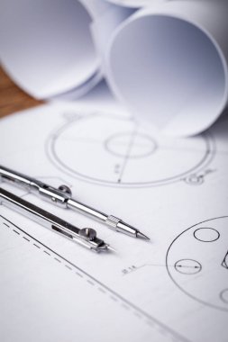 Mimari çizimleri. Mimari rulo ve çizim aletleri worktable üzerinde. Pusula, çizim planları.