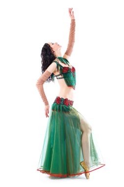 Beyaz arka plan üzerinde kostüm Arap bellydancer seksi kadın. Stüdyo portre modelinde oryantal Güzellik.