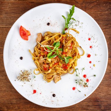 Et, peynir ve sebze ile makarna