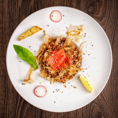 Sığır eti ve zencefil Tay tarzı ile erişte