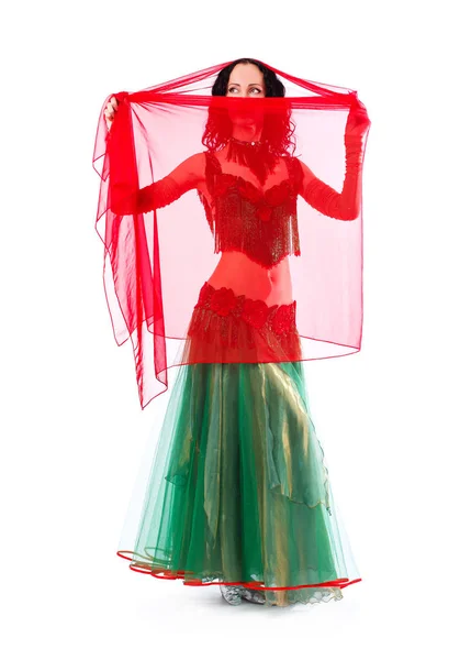 Dansare brunett tjej med långt hår i röda orientaliska kostym poserar och dans — Stockfoto