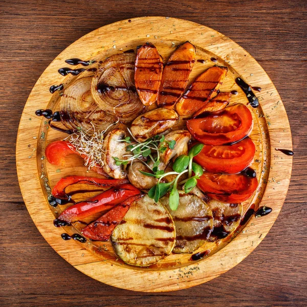 Verduras a la parrilla con salsa y microverduras — Foto de Stock