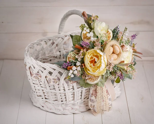 Decor for celebrating Easter. Easter basket — Stock Photo, Image
