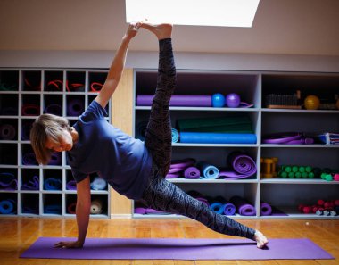 Pratik yoga, çalışma dışarı, spor giyim giymiş genç çekici kadın,