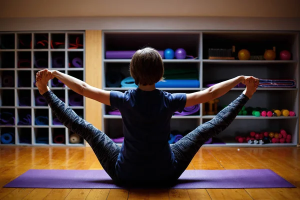 Fitness menina fazendo exercícios de ioga — Fotografia de Stock