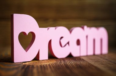 Ahşap arka plan üzerinde rüya mektupları.