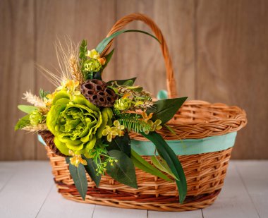 güzel sepet aranjman çiçek ile süslüdür