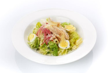 Restoran yiyecek. Ekmek bir plaka ile salata. Lezzetli yemekler.