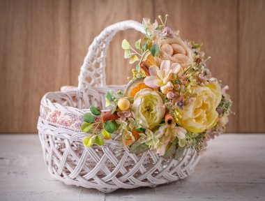 Çiçekli dekoratif Paskalya sepeti
