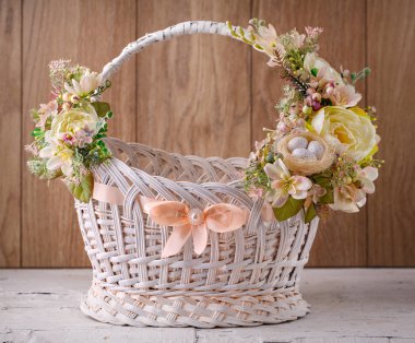 Paskalya sepeti çiçek ve bıldırcın yumurtası bileşimi ile dekore edilmiş