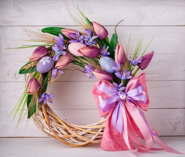 çelenk çiçek ve Paskalya yumurtaları ile dekore edilmiş