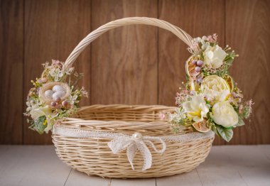 Festival sepeti ahşap zemin üzerine çiçeklerle süslenmiş.