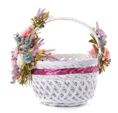 beyaz zemin üzerinde Paskalya sepeti