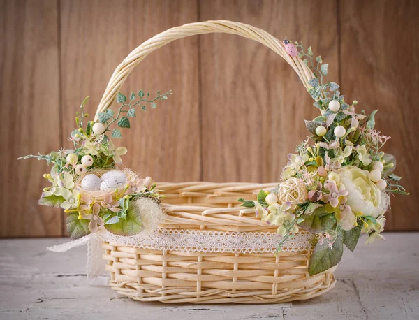 Cesta decorativa de Pascua con flores — Foto de Stock