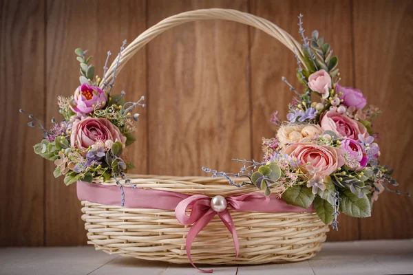 Panier de Pâques décoratif avec des fleurs — Photo