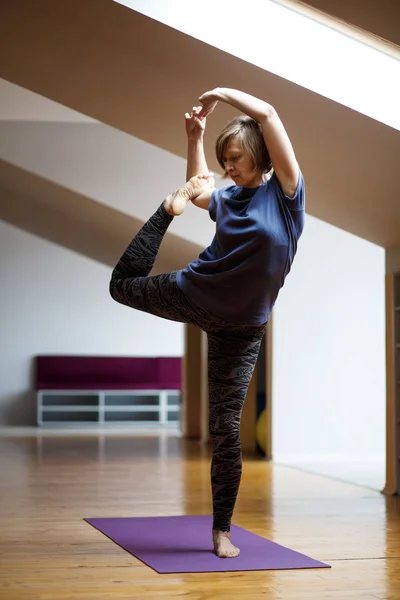 Flickan gör stretching i hallen. Hälsa och Sport koncept. — Stockfoto