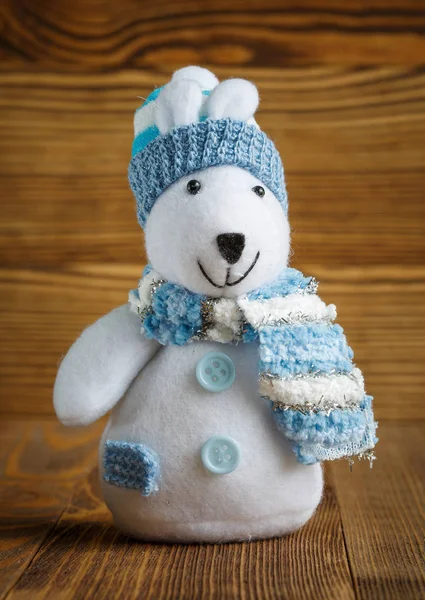 Weihnachtspuppe: Eisbär mit Mütze und Schal zur Weihnachtsdekoration. — Stockfoto