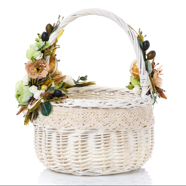 Cesta con flores para celebrar la Pascua sobre un fondo blanco — Foto de Stock