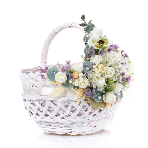 Panier avec des fleurs pour célébrer Pâques sur un fond blanc — Photo