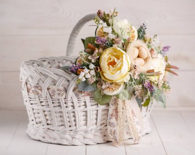 Kutlama Paskalya için tasarımcı hasır sepet